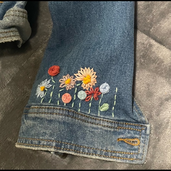 Tie dye bleached chic jean jacket with embroidered flower sleeves - Picture 3 of 4